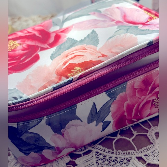 🌷Victoria’s Secret Floral Pink Cosmetic Bag - Picture 2 of 5